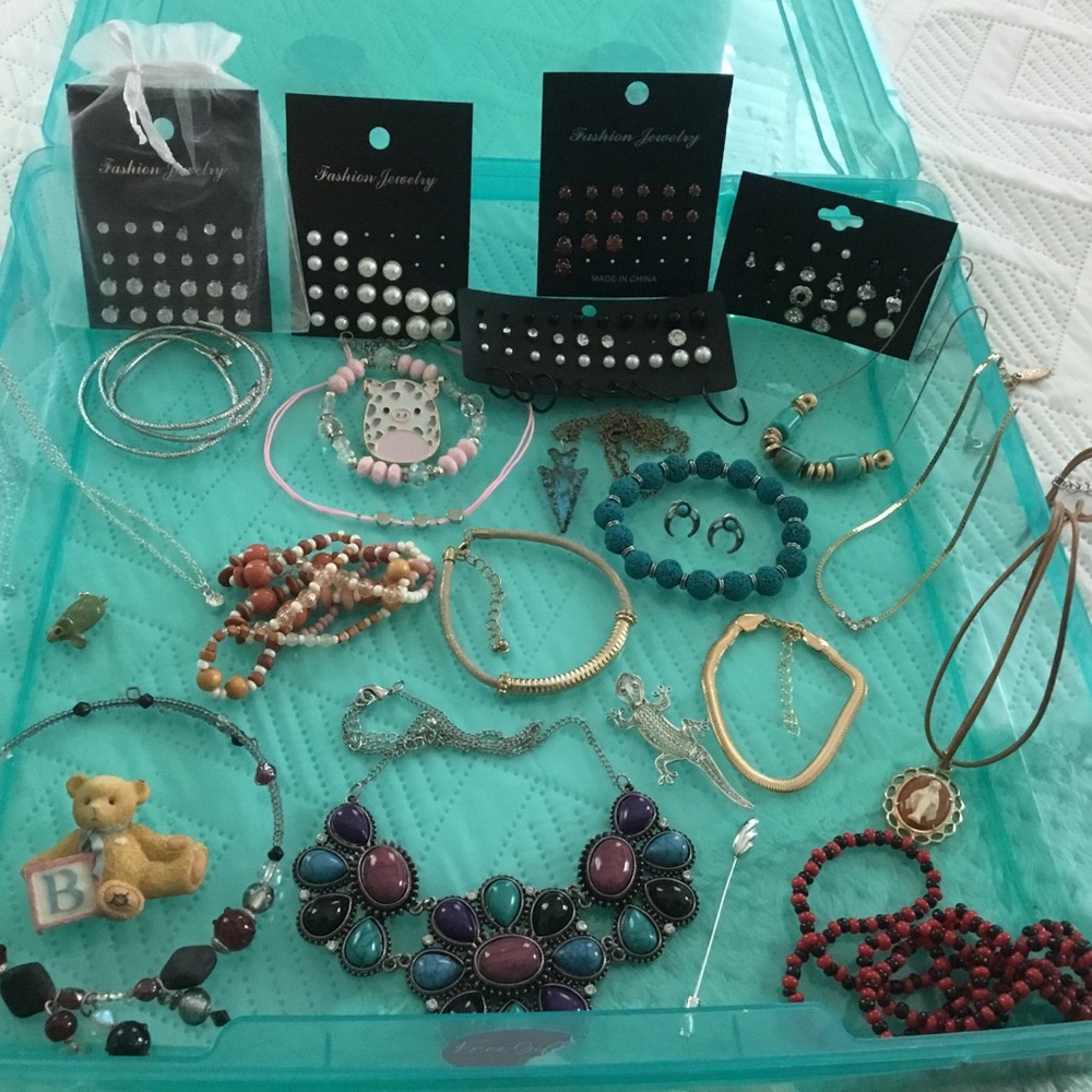 Mixed Lot of Women’s Fashion Jewelry. Resell or Crafters